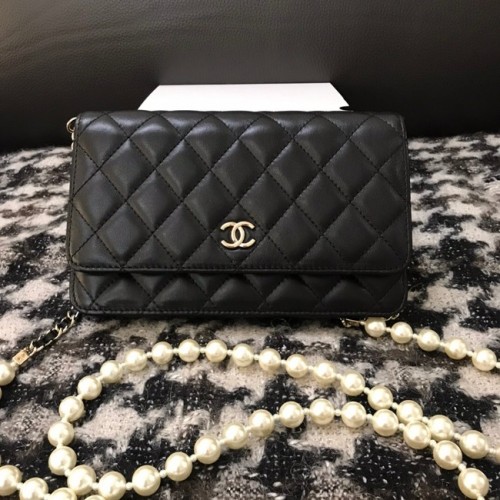 Chanel báránybőr fedeles válltáska CC33814 fekete