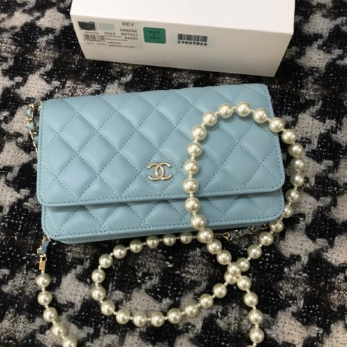 Chanel báránybőr fedeles válltáska CC33814 világoskék