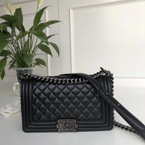 Chanel Leboy eredeti báránybőr A67086 fekete fegyvertónusú metál