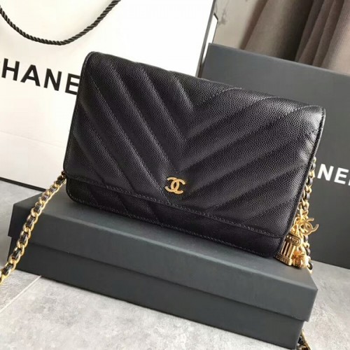 Chanel Owl medálos válltáska borjúbőrből A33814 fekete