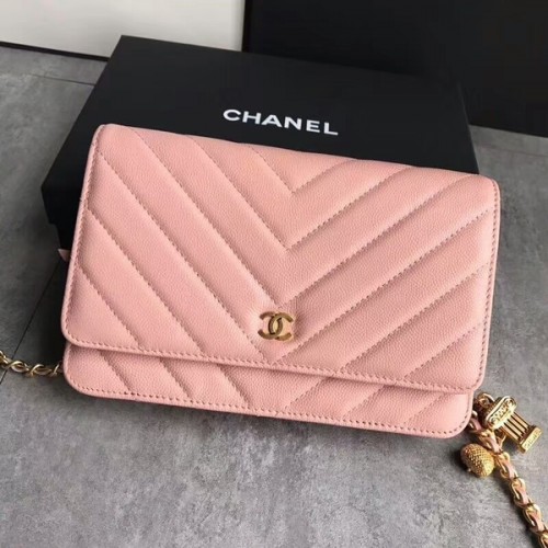 Chanel Owl medálos fedéllel ellátott válltáska borjúbőrből A33814 barackszínű