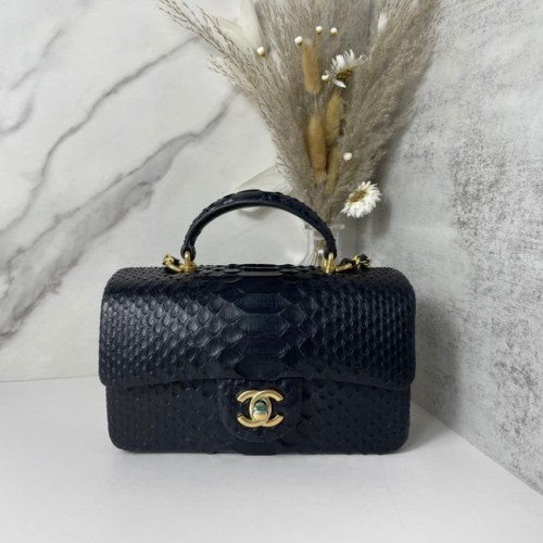 Chanel kígyóbőr mini fedeles táska felső fogantyúval AB2431 fekete