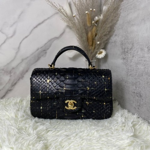 Chanel kígyóbőr mini fedeles táska felső fogantyúval AS2431 fekete
