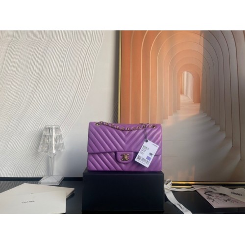 Chanel klasszikus kézitáska báránybőr arany fém V01112 lila