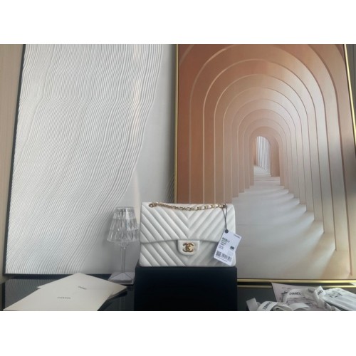 Chanel klasszikus kézitáska báránybőr arany fém V01112 fehér