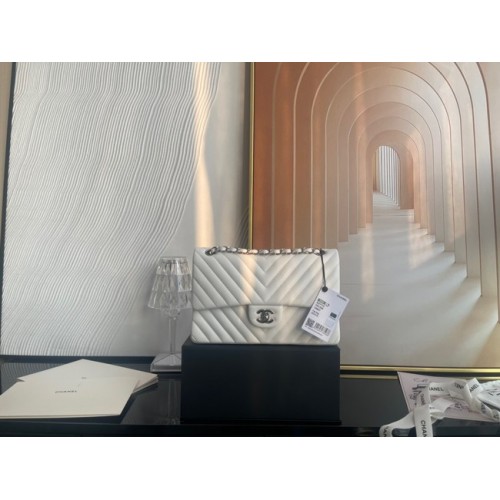 Chanel klasszikus kézitáska báránybőr ezüst fém V01112 fehér