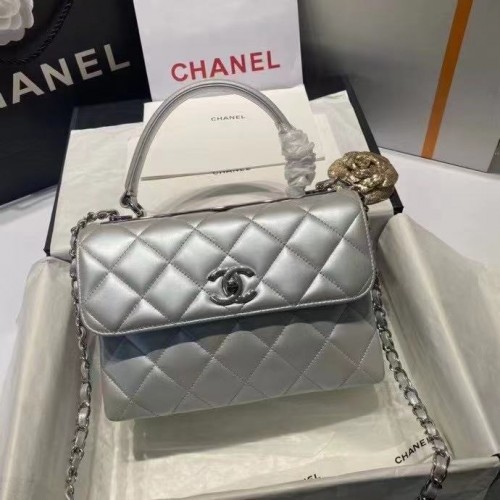 Chanel fedeles táska felső fogantyúval AS2215 Ezüst