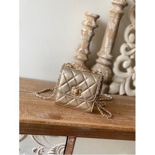 Chanel mini válltáska báránybőrből, aranyszínű fémből 88631 arany