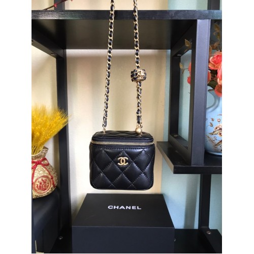 Chanel mini válltáska báránybőrből, aranyszínű fémből AP2929 fekete
