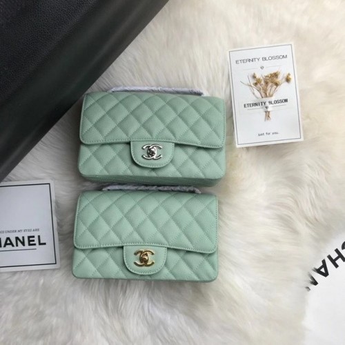 Chanel mini fedeles táska szemcsés borjúbőrből A1116 világoszöld
