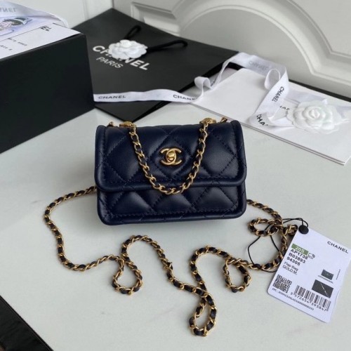 Chanel mini fedeles kézitáska báránybőrből, aranyszínű fémből AP1738 királykék