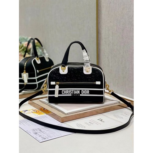 DIOR közepes dombornyomott bőr táska A9200 fekete