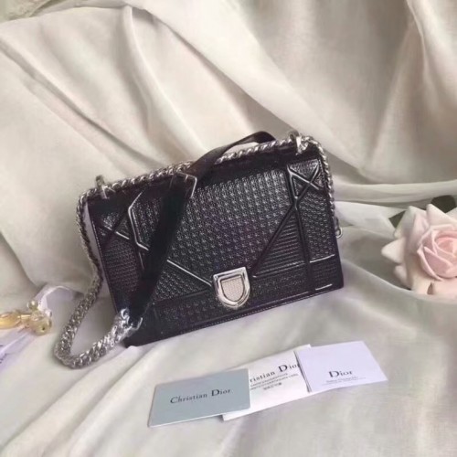 DIORÁMA TÁSKA FEKETE TÓNUSÚ METÁL BORJÚBŐRBŐRÖBŐL MIKRO-KANNA MOTÍVUMMAL M0422