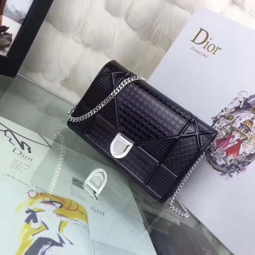 DIORÁMA LÁNCOS MÁRKA FÉM BORJÚBŐR PÉNZTÁRCA MIKRO-KANNA MOTÍVUMMAL S0328 fekete