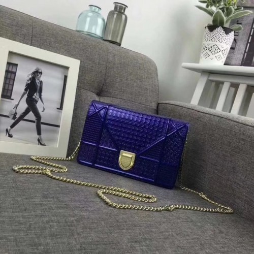 DIORÁMA LÁNCOS MÁRKACSOMAG FÉM BORJÚBŐR PÉNZTÁRCA MIKRO-KANNA MOTÍVUMMAL S0328 kék