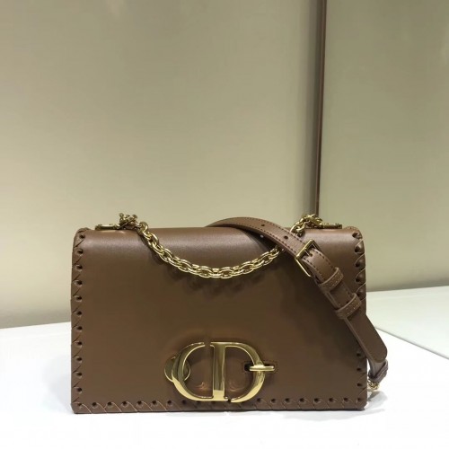 DIOR 30 MONTAIGNE MENETES SZÉLEKKEL, BORJÚBŐR FÜLES LÁNCOS TÁSKA M9220 barna