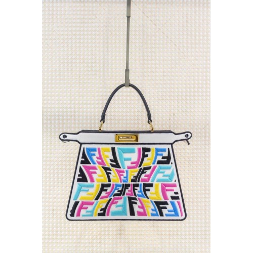 FENDI PEKABOO ICONIC ESSENTIAL bőrtáska F1516 színben