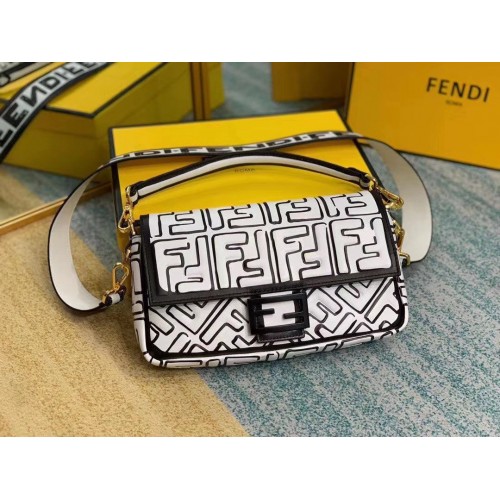 Fendi BAGUETTE Eredeti Bőr Táska F2468 Fehér
