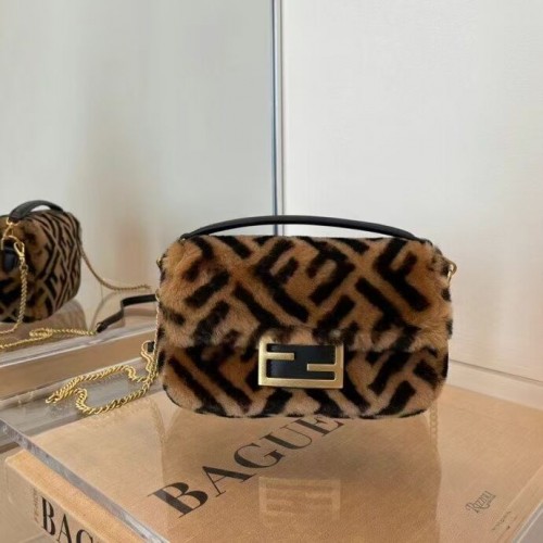 Fendi BAGUETTE báránygyapjú bőrtáska 5FB0331 barna