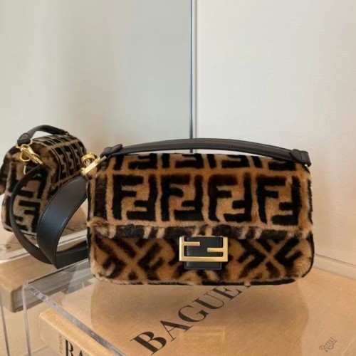 Fendi BAGUETTE báránygyapjú bőrtáska 5FB0332 barna