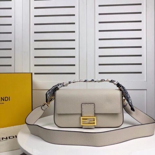 Fendi BAGUETTE bőr táska F2466 bézs