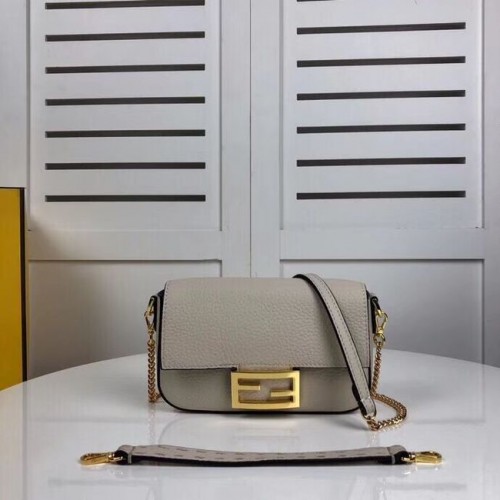Fendi BAGUETTE bőr táska F2467 bézs