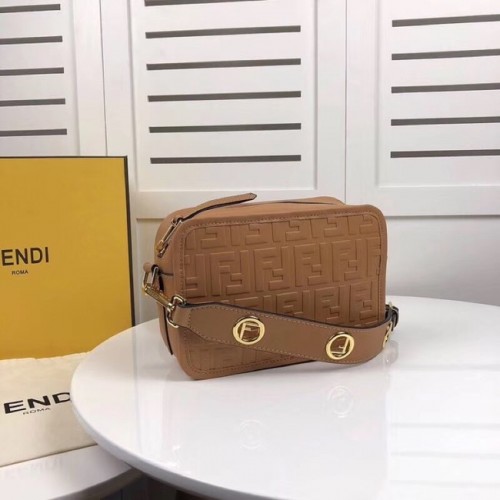 Fendi MINI FÉNYKÉPEZŐTOK bőr táska 8BS019A barackszínű