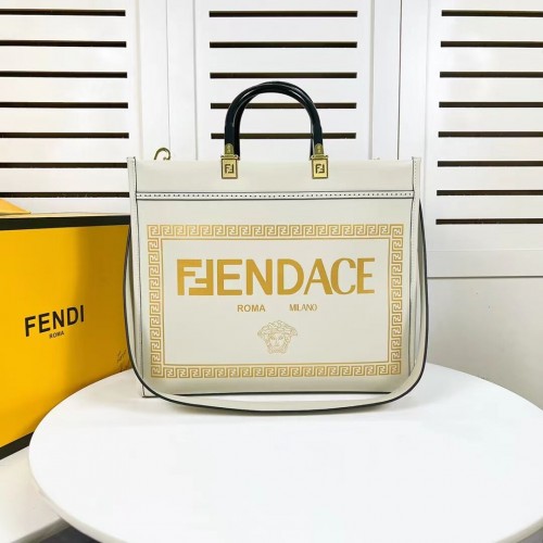 Fendi Sunshine közepes Fendace nyomtatott bőr bevásárlótáska logóval 8BH386A fehér