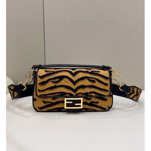 FENDI MIDI BAGUETTE szövet válltáska 8BM023 barna