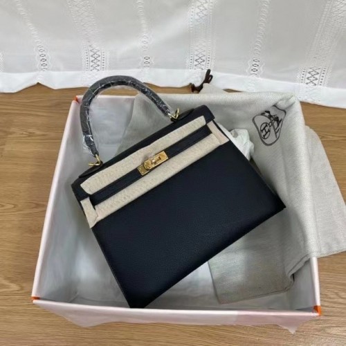 Hermès Kelly 25cm Válltáska Epsom KL2755 fekete és arany tónusú fémből