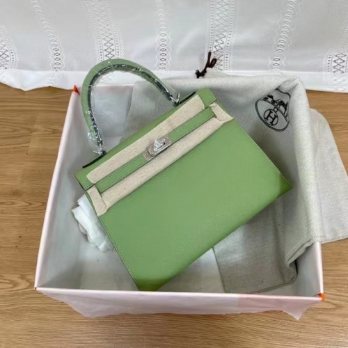 Hermès Kelly 25cm Válltáska Epsom KL2755 zöld és ezüst tónusú fémből