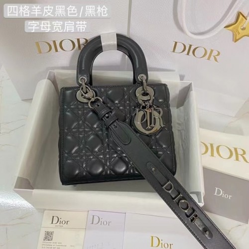 LADY DIOR MY ABCDIOR TÁSKA Cannage Báránybőr M0538I fekete