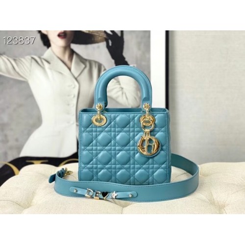 LADY DIOR MY ABCDIOR TÁSKA Cannage Báránybőr M0538O világoskék