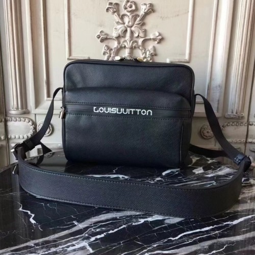 Louis Vuitton OUTDOOR MESSENGER PM M31003 Fekete