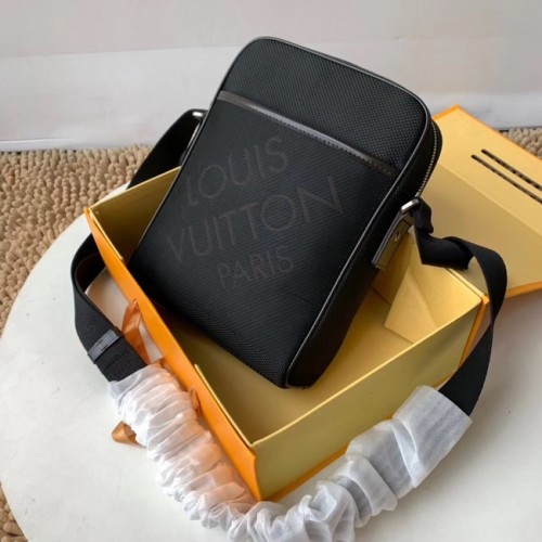 Louis Vuitton eredeti válltáska M93223 fekete