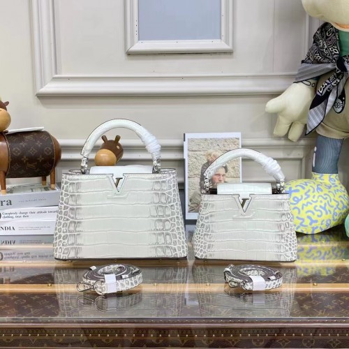 Louis Vuitton krokodilbőr CAPUCINES BB M48865 Világosszürke
