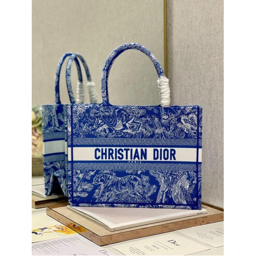 MEDIUM DIOR BOOK TOTE Fluoreszcens kék Toile de Jouy hátoldali hímzés M1296ZROC