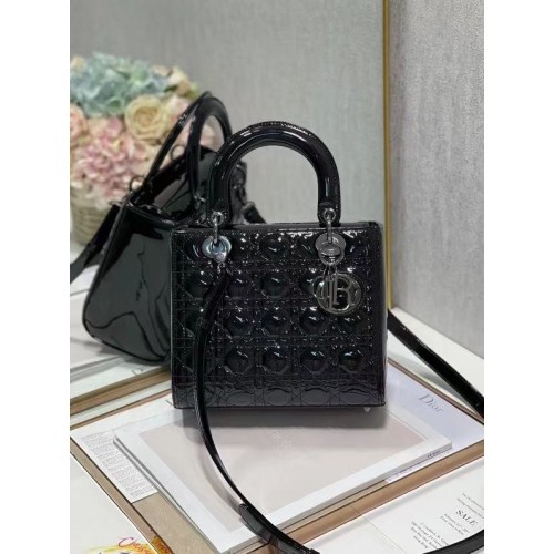 KÖZEPES LADY DIOR TÁSKA Fekete Lakkbőr Cannage Borjúbőr M0565OW Fekete Tónusú