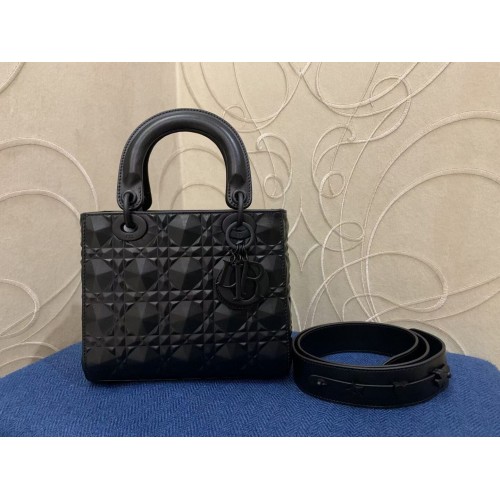 KÖZEPES LADY DIOR TÁSKA Cannage Borjúbőr C2813 fekete