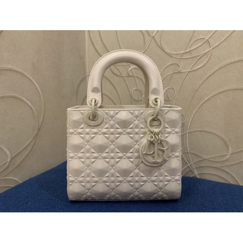 KÖZEPES LADY DIOR TÁSKA Cannage borjúbőr C2813 fehér
