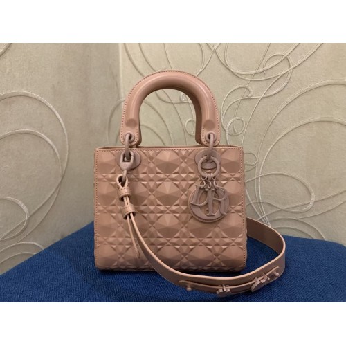 KÖZEPES LADY DIOR TÁSKA Cannage borjúbőr C2813 rózsaszín