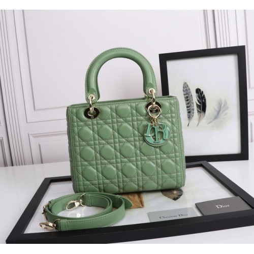 KÖZEPES LADY DIOR TÁSKA Cannage Báránybőr M0565E zöld