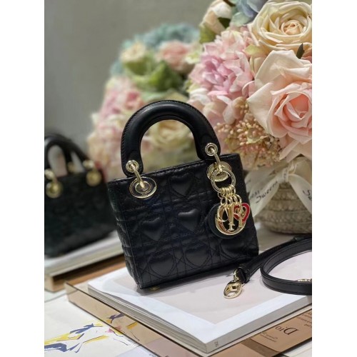 MICRO DIORAMOUR LADY DIOR TÁSKA fekete Cannage báránybőrből szívmotívummal S0856ON