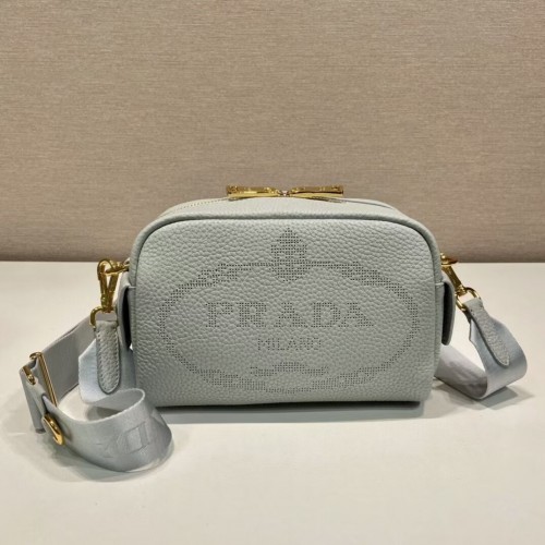 Prada bőr táska vállpánttal 1DH781 világoskék