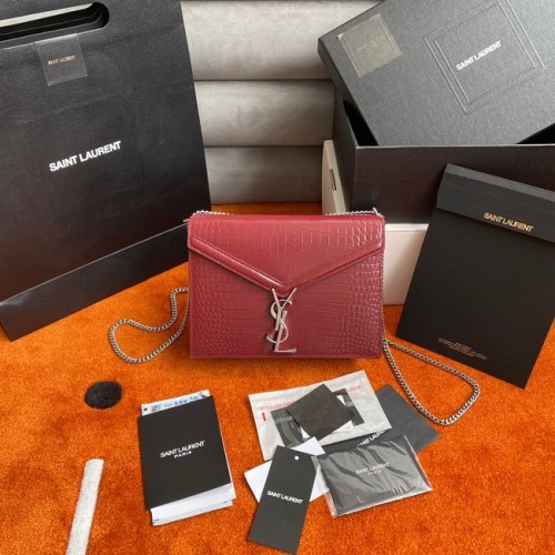SAINT LAURENT CASSANDRA KÖZEPES MÉRETŰ LÁNCOS TÁSKA KROKODILMINTÁSÚ, FÉNYES BŐRBŐL 532750 Bordó