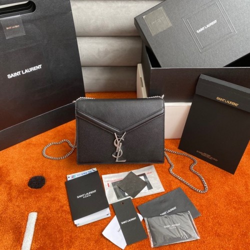 SAINT LAURENT CASSANDRA KÖZEPES MÉRETŰ LÁNCOS TÁSKA GRAIN DE POUDRE DOMBORÍTOTT BŐRBŐL 532750 fekete