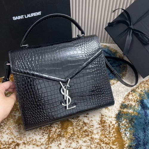 SAINT LAURENT CASSANDRA KÖZEPES MÉRETŰ, FELSŐ FÜLLŐS TÁSKA KROKODILMINTÁSÚ, FÉNYES BŐRBŐL 623931 FEKETE