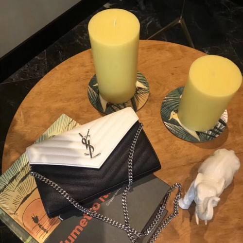 SAINT LAURENT Monogram steppelt bőr borítékos kéztartó 26813 Fekete-fehér