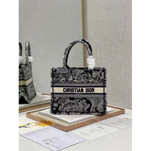 KIS DIOR KÖNYVTÁSKA Hímzett C1331-8