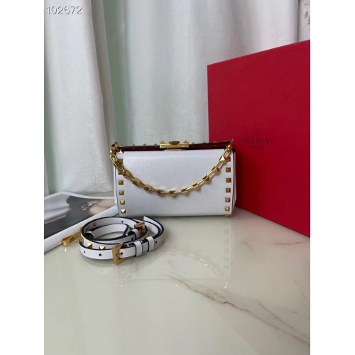 VALENTINO GARAVANI Rockstud Alcove Grain borjú válltáska V0189 fehér